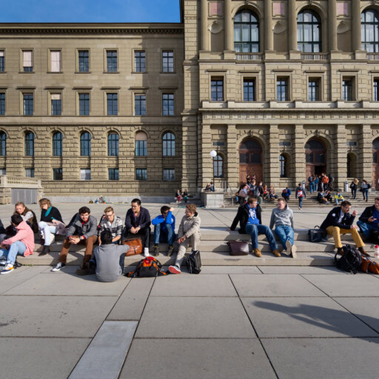Personen vor der ETH auf dem Boden